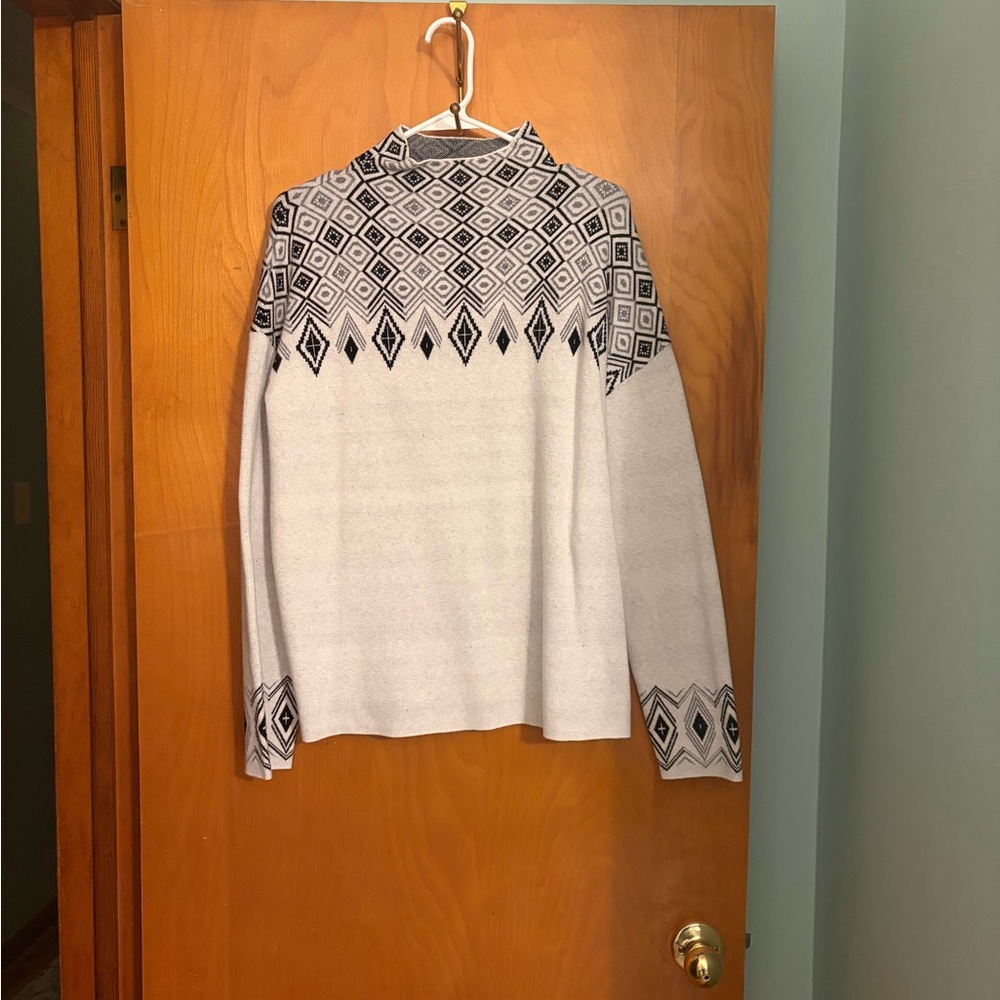Tahari Geometric Pattern Sweater in Gray and Black